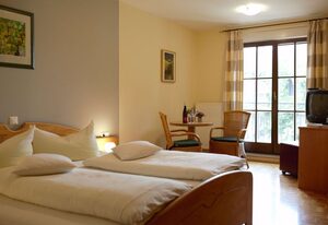 Weingut Schilling – Doppelzimmer mit französischen Balkon und Blick in den Innenhof