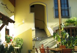 Weingut Schilling – Doppelzimmer mit französischen Balkon und Blick in den Innenhof