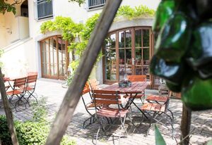 Weingut Schilling – Doppelzimmer mit französischen Balkon und Blick in den Innenhof