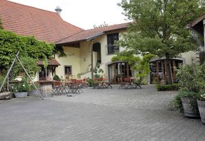 Weingut Schilling – Doppelzimmer mit französischen Balkon und Blick in den Innenhof