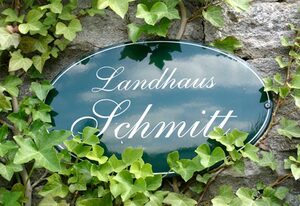 Landhaus Schmitt – Ferienwohnung Libelle mit kleinem romantischen Balkon, mit Blick in die Weinlaube