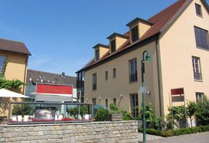 Hotel Weinblatt – Doppelzimmer mit großzügigem Doppelbett und SAT-Flachbild TV