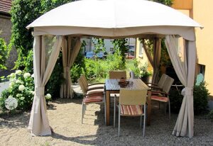 Hotel Weinblatt – Doppelzimmer mit großzügigem Doppelbett und SAT-Flachbild TV
