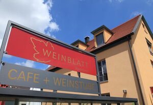 Hotel Weinblatt – Doppelzimmer mit großzügigem Doppelbett und SAT-Flachbild TV