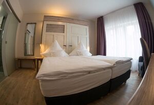 Weinbar und Hotel "Fahr Away" – Zimmer Spätlese