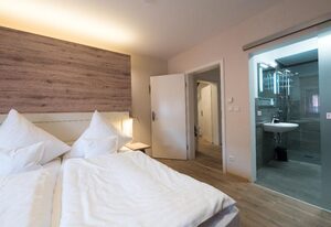 Weinbar und Hotel "Fahr Away" – Zimmer Spätlese