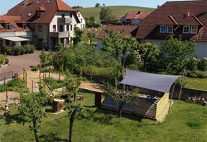 Weinbau Ferienwohnungen Familie Neubert – Ferienwohnung Mainaue (70 qm) mit großem Balkon nach Südwesten
