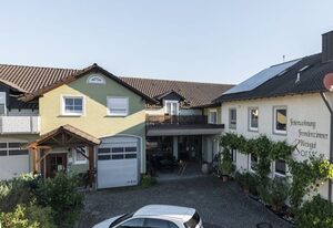 Weingut und Gästehof Borst – Helles Doppelzimmer mit Balkon und WLAN
