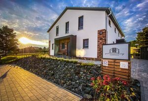 Ferienwohnung Zur Wasserburg mit Seeblick – Moderne FeWo mit Seeblick u. großem Garten