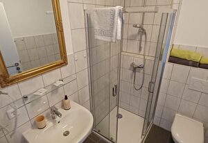 "Nesthocker" Pension-Bauwagencamp – 2-Bettzimmer mit Bad, TV und Sitzecke, 16 qm