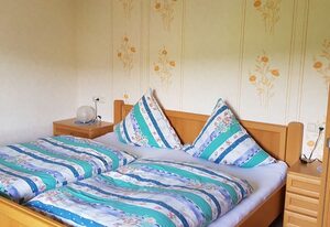 Pension Gästehaus Cornelia – Doppelzimmer 4 mit Terrasse und Ausblick ins Grüne