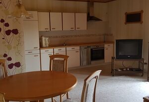 Pension Gästehaus Cornelia – Doppelzimmer 4 mit Terrasse und Ausblick ins Grüne