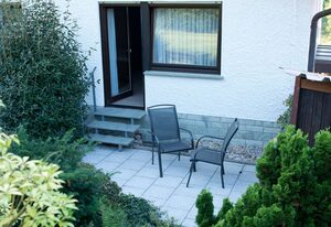 Pension Gästehaus Cornelia – Doppelzimmer 4 mit Terrasse und Ausblick ins Grüne