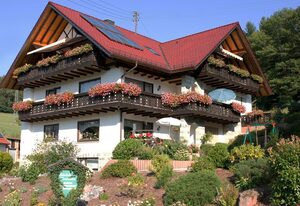 Pension Gästehaus Cornelia – Doppelzimmer 4 mit Terrasse und Ausblick ins Grüne