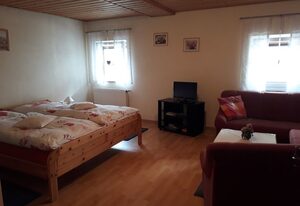 Ferienwohnung Deuerling – Ferienwohnung 2 (60qm) mit Küche und Gartenlaube