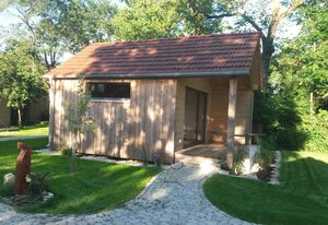 Feriengarten mit Schlafhäusern – Baumhaus mit Gemeinschaftsbad