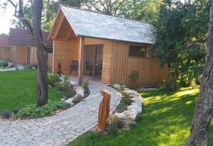 Feriengarten mit Schlafhäusern – Baumhaus mit Gemeinschaftsbad