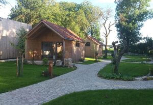 Feriengarten mit Schlafhäusern – Baumhaus mit Gemeinschaftsbad