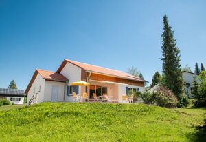 Ferienhaus Fuchsweg im Feriendorf Reichenbach (F2) – Modernisiertes Ferienhaus mit Sonnenterrasse (F2)
