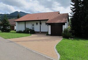 Ferienhaus Dachspfad im Feriendorf Reichenbach (3) – Modernisiertes Ferienhaus mit Bergblick und Garten (D3)