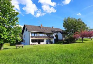 Pension Schneider – Mehrbettzimmer mit Blick ins Grüne