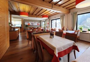 Hotel-Gasthof "Zur Linde" – Juniorsuite mit Wohnzimmer und Balkon