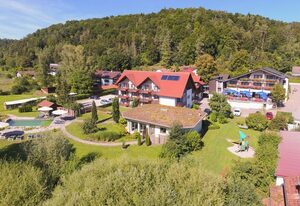Hotel-Gasthof "Zur Linde" – Juniorsuite mit Wohnzimmer und Balkon