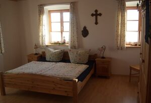 Irgenbauer – Helle Ferienwohnung mit Wohnküche, 2 Schlafzimmern und Balkon