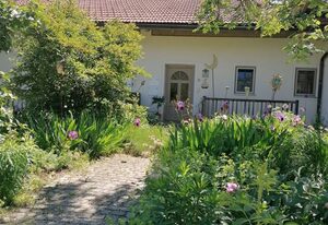 Schenk Rosemarie und Gerald – Fewo im Dachgeschoß, Sichtdachstuhl, 48 qm, 2 Pers., Vollholzmöbel, Südbalkon