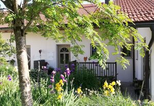 Schenk Rosemarie und Gerald – Fewo im Dachgeschoß, Sichtdachstuhl, 48 qm, 2 Pers., Vollholzmöbel, Südbalkon