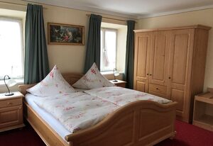 Beim Haasen – Dreibettzimmer (Nr. 1, 24 qm) mit Dusche/WC und Balkon