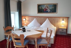 Beim Haasen – Dreibettzimmer (Nr. 1, 24 qm) mit Dusche/WC und Balkon