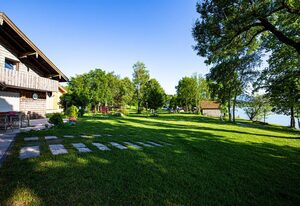 Ferienwohnungen Am Strandbad – Ferienwohnung Inselblick: 2 Schlafzimmer, 90qm, grosser Balkon mit See- und Bergblick