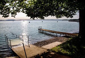Ferienwohnungen Am Strandbad – Ferienwohnung Inselblick: 2 Schlafzimmer, 90qm, grosser Balkon mit See- und Bergblick