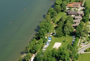 Ferienwohnungen Am Strandbad – Ferienwohnung Inselblick: 2 Schlafzimmer, 90qm, grosser Balkon mit See- und Bergblick