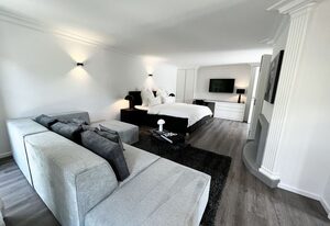 Lake Style Studios – Design Studio mit Pool und Sauna