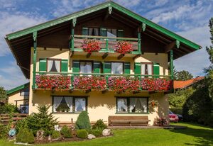 Haus Schöneck - Chiemgau Karte – Ferienwohnung Frillensee für 2 Erwachsene und 2 Kinder, 1 separates Schlafzimmer, 60 qm