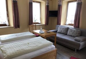 Gasthof zum Ott – Ferienwohnung mit Biergartenblick, Dusche, WC und Balkon