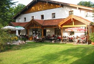 Gasthof zum Ott – Ferienwohnung mit Biergartenblick, Dusche, WC und Balkon