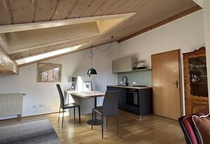 Ferienwohnung zwischen See und Alpen | Chiemgau Karte – Ferienwohnung 57 qm, Balkon und sep.Schlafzimmer