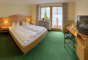 Gasthof-Metzgerei Hirschbichler - Chiemgau Karte – Dreibettzimmer Staufen mit Dusche und WC, 2 Schlafzimmer, 34 qm