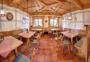 Gasthof-Metzgerei Hirschbichler - Chiemgau Karte – Dreibettzimmer Staufen mit Dusche und WC, 2 Schlafzimmer, 34 qm