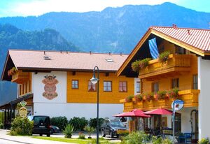 Gasthof-Metzgerei Hirschbichler - Chiemgau Karte – Dreibettzimmer Staufen mit Dusche und WC, 2 Schlafzimmer, 34 qm