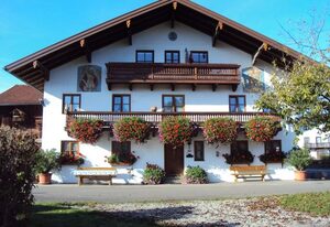 Paulhuberhof – Ferienwohnung III Flieder mit eigenem Balkon, 1-2 Pers., 2.OG