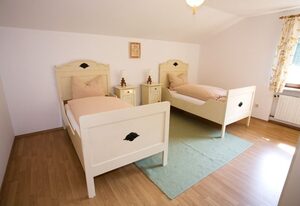 Ferienwohnungen am Märchenpark – Ferienwohnung 1  EG- 4 Personen, 2 Schlafzimmer,  Kachelofen, Terrasse, WLAN