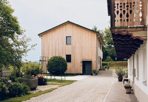Ferienhaus Schmidhuber – Ferienwohnung KATHI: 1-4 Personen, 2 Schlafzimmer, 84 qm, überdachte Loggia, 1.OG
