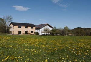 Ferienhaus Schmidhuber – Ferienwohnung KATHI: 1-4 Personen, 2 Schlafzimmer, 84 qm, überdachte Loggia, 1.OG