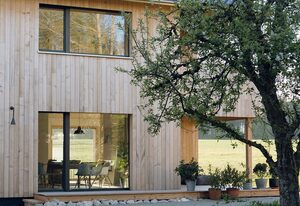 Ferienhaus Schmidhuber – Ferienwohnung KATHI: 1-4 Personen, 2 Schlafzimmer, 84 qm, überdachte Loggia, 1.OG