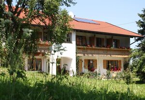 Kleinrachlhof | Chiemgau Karte – Appartement Rosmarin 28 qm 1-2 Pers., Kochnische, Balkon