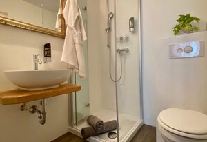 Alpinhotel INzeller - Chiemgau Karte – Einzelzimmer mit Dusche/WC und teilweise Balkon